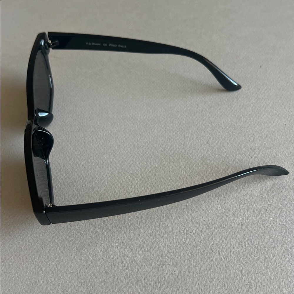 Black Rectangular Sunglasses R24 - Picture 3 of 3